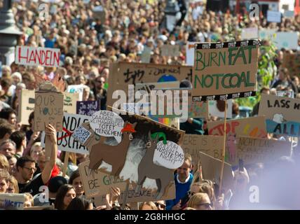 Monaco, Germania. 20 Settembre 2019. Su 20. Settembre 2019 dieci migliaia di attivisti hanno protestato per una migliore politica climatica a Monaco. In più di 3300 città in tutto il mondo ci sono oggi scioperi climatici. (Foto di Alexander Pohl/Sipa USA) Credit: Sipa USA/Alamy Live News Foto Stock