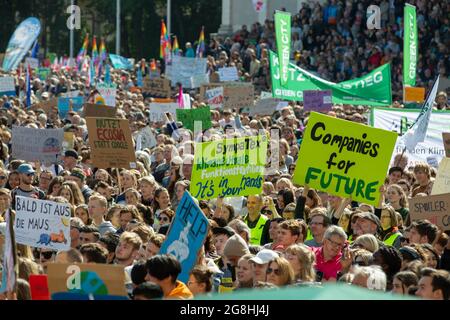 Monaco, Germania. 20 Settembre 2019. Su 20. Settembre 2019 dieci migliaia di attivisti hanno protestato per una migliore politica climatica a Monaco. In più di 3300 città in tutto il mondo ci sono oggi scioperi climatici. (Foto di Alexander Pohl/Sipa USA) Credit: Sipa USA/Alamy Live News Foto Stock