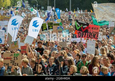 Monaco, Germania. 20 Settembre 2019. Su 20. Settembre 2019 dieci migliaia di attivisti hanno protestato per una migliore politica climatica a Monaco. In più di 3300 città in tutto il mondo ci sono oggi scioperi climatici. (Foto di Alexander Pohl/Sipa USA) Credit: Sipa USA/Alamy Live News Foto Stock