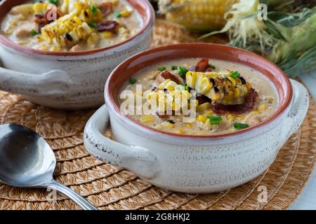 Primo piano con una zuppa di coccodrillo ripiena di pollo e zuppa di mais con mais alla griglia, pronta a mangiare. Foto Stock