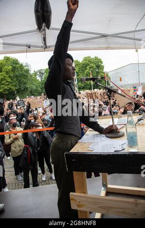 Modello Papis Loveday (bürgerlich Pape Badji) mit der schwarzen Faust nach oben. Zehntausende haben sich 6. Juni 2020 auf dem Königsplatz in München zur Großdemonstration versammelt, um gegen den alltäglichen Rassismus gegen POC und BPOC Menschen zu demonstrieren. Den BLM Protesten ist der rassistische Mord des Polizisten Derek Chauvin an dem Afroamerikaner George Floyd zuvor gegangen. (Foto di Alexander Pohl/Sipa USA) Credit: Sipa USA/Alamy Live News Foto Stock