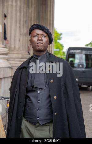 Modello Papis Loveday ( bürgerlich Pape Badji ). Zehntausende haben sich 6. Juni 2020 auf dem Königsplatz in München zur Großdemonstration versammelt, um gegen den alltäglichen Rassismus gegen POC und BPOC Menschen zu demonstrieren. Den BLM Protesten ist der rassistische Mord des Polizisten Derek Chauvin an dem Afroamerikaner George Floyd zuvor gegangen. (Foto di Alexander Pohl/Sipa USA) Credit: Sipa USA/Alamy Live News Foto Stock