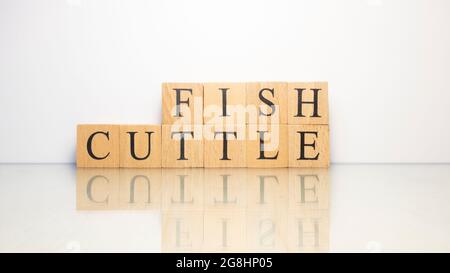 Il nome Cuttlefish è stato creato da cubetti di lettere di legno. Frutti di mare e cibo. Primo piano. Foto Stock