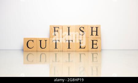 Il nome Cuttlefish è stato creato da cubetti di lettere di legno. Frutti di mare e cibo. Primo piano. Foto Stock