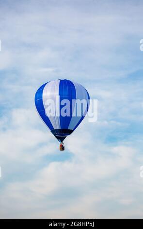 Marathon City, Wisconsin, Stati Uniti, 10 luglio 2021: Festival di mongolfiera Taste N Glow vicino a Wausau, Wi. Mongolfiera con cielo blu, verticale Foto Stock