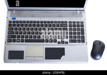 Vista dall'alto di un computer portatile color argento con un mouse nero su uno sfondo bianco isolato Foto Stock