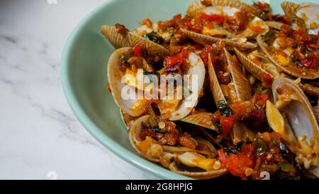 Lala o vongole di acqua salata cotte sambal piccante con pasta di gamberi o belacan. Ha un guscio sottile di forma oblunga. Conosciuto anche come Paphia Textile. Foto Stock