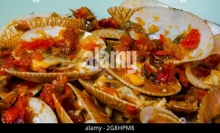 Lala o vongole di acqua salata cotte sambal piccante con pasta di gamberi o belacan. Ha un guscio sottile di forma oblunga. Conosciuto anche come Paphia Textile. Foto Stock