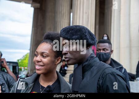 Modello Papis Loveday (bürgerlich Pape Badji ) macht ein Foto. Zehntausende haben sich 6. Juni 2020 auf dem Königsplatz in München zur Großdemonstration versammelt, um gegen den alltäglichen Rassismus gegen POC und BPOC Menschen zu demonstrieren. Den BLM Protesten ist der rassistische Mord des Polizisten Derek Chauvin an dem Afroamerikaner George Floyd zuvor gegangen. (Foto di Alexander Pohl/Sipa USA) Credit: Sipa USA/Alamy Live News Foto Stock