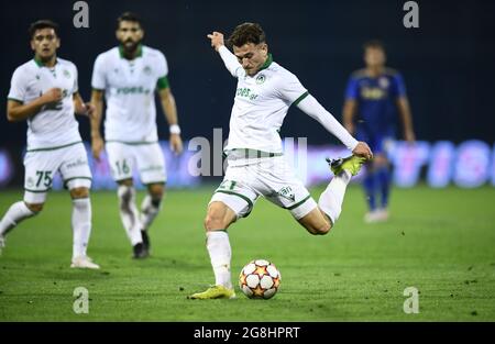 (210721) -- ZAGABRIA, 21 luglio 2021 (Xinhua) -- Marinos Tzioni di Omonoia spara durante una seconda partita di qualificazione della UEFA Champions League tra Dinamo Zagabria e Omonia a Zagabria, Croazia, 20 luglio 2021. (Josip Regovic/Pixsell via Xinhua) Foto Stock