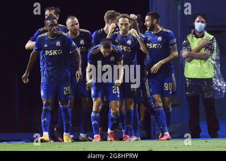 (210721) -- ZAGABRIA, 21 luglio 2021 (Xinhua) -- i giocatori di Dinamo Zagabria festeggiano il punteggio durante una seconda partita di qualificazione della UEFA Champions League tra Dinamo Zagabria e Omonoia a Zagabria, Croazia, 20 luglio 2021. (Josip Regovic/Pixsell via Xinhua) Foto Stock