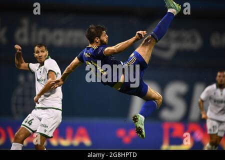 (210721) -- ZAGABRIA, 21 luglio 2021 (Xinhua) -- Bruno Petkovic (C) di Dinamo Zagreb compete durante una seconda partita di qualificazione della UEFA Champions League tra Dinamo Zagreb e Omonoia a Zagabria, Croazia, 20 luglio 2021. (Josip Regovic/Pixsell via Xinhua) Foto Stock