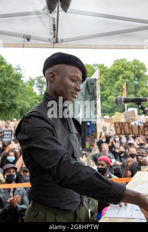 Modello Papis Loveday (bürgerlich Pape Badji) mit der schwarzen Faust nach oben. Zehntausende haben sich 6. Juni 2020 auf dem Königsplatz in München zur Großdemonstration versammelt, um gegen den alltäglichen Rassismus gegen POC und BPOC Menschen zu demonstrieren. Den BLM Protesten ist der rassistische Mord des Polizisten Derek Chauvin an dem Afroamerikaner George Floyd zuvor gegangen. (Foto di Alexander Pohl/Sipa USA) Credit: Sipa USA/Alamy Live News Foto Stock