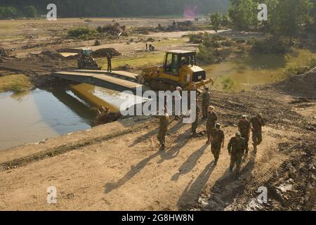 Rech, Germania. 20 luglio 2021. Il ponte Aurtal è stato distrutto dall'alluvione. Al momento, il fiume può essere attraversato solo con la barca gonfiabile Bundeswehr, un ponte di fortuna è in costruzione. Credit: Thomas Frey/dpa/Alamy Live News Foto Stock