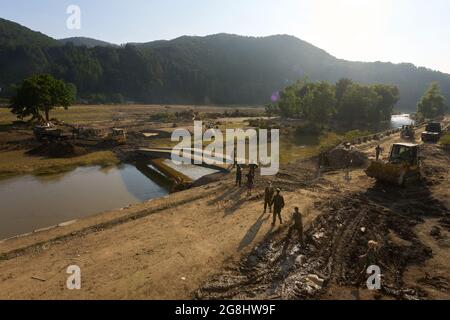 Rech, Germania. 20 luglio 2021. Il ponte Aurtal è stato distrutto dall'alluvione. Al momento, il fiume può essere attraversato solo con la barca gonfiabile Bundeswehr, un ponte di fortuna è in costruzione. Credit: Thomas Frey/dpa/Alamy Live News Foto Stock