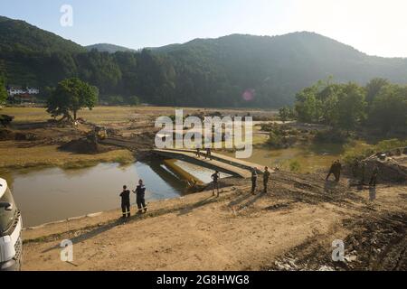 Rech, Germania. 20 luglio 2021. Il ponte Aurtal è stato distrutto dall'alluvione. Al momento, il fiume può essere attraversato solo con la barca gonfiabile Bundeswehr, un ponte di fortuna è in costruzione. Credit: Thomas Frey/dpa/Alamy Live News Foto Stock