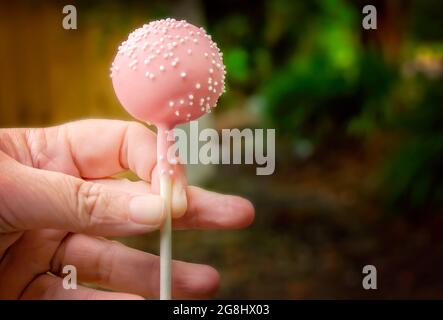 Una persona tiene una torta di compleanno pop a Starbucks, 18 luglio 2021, in Mobile, Alabama. Foto Stock