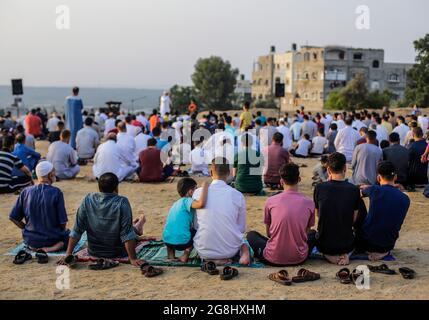 Gaza, Palestina. 20 luglio 2021. I musulmani palestinesi fanno preghiere in una piazza, il primo giorno di Eid al-Adha celebrato dai musulmani di tutto il mondo e la fine del pellegrinaggio annuale alla città Santa Saudita in Mecca, in memoria della volontà di Abramo di sacrificare il figlio Dio. (Foto di Mahmoud Issa/SOPA Images/Sipa USA) Credit: Sipa USA/Alamy Live News Foto Stock