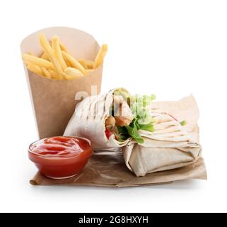 Gustoso doner kebab con salsa e patatine fritte su sfondo bianco Foto Stock