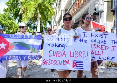 Miami, Florida, Stati Uniti. 18 luglio 2021. Un manifestante che marciò con un cartello esprimendo la sua opinione mentre fa gesti, durante una manifestazione a favore della libertà cubana a la Peque'a Habana. (Credit Image: © Fernando Oduber/SOPA Images via ZUMA Press Wire) Foto Stock