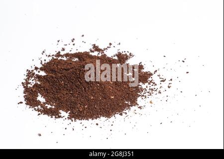 caffè con messa a terra isolato su sfondo bianco Foto Stock