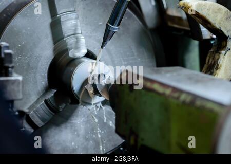 una fresatrice industriale in lavorazione in stabilimento Foto Stock