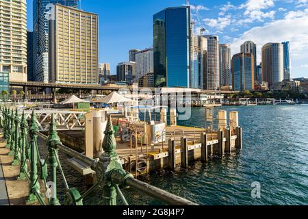 Tour desertato dei moli di Circular Quay durante il blocco, Sydney, Australia Foto Stock
