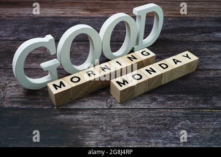 Buongiorno lunedì lettere alfabetiche di parola su sfondo di legno Foto Stock
