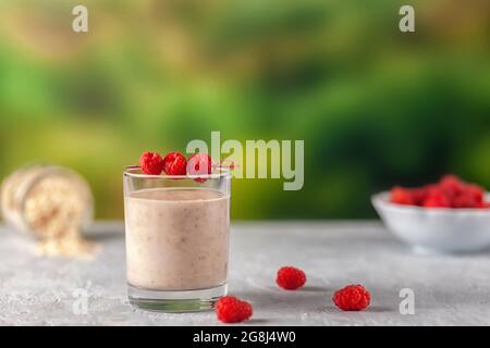 Frullato di farina d'avena con banane e lamponi. Alimentazione sana Foto Stock