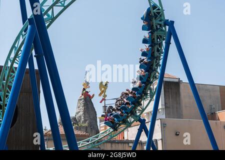I visitatori possono fare un giro sulle montagne russe sotto la statua di Asterix al Parc Asterix, un parco a tema dedicato al guerriero gallo dei fumetti, mentre vengono adottate nuove misure per limitare la diffusione della quarta onda COVID19, compreso il pass sanitario per accedere al parco. Plailly, Francia, 20 luglio 2021. Foto di Daniel Derajinski/ABACAPRESS.COM Foto Stock
