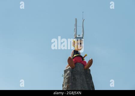 La statua di Asterix al Parc Asterix, un parco a tema dedicato al guerriero gallo dei fumetti, come nuove misure sono prese per limitare la diffusione della quarta onda COVID19, compreso il passo sanitario per accedere al parco. Plailly, Francia, 20 luglio 2021. Foto di Daniel Derajinski/ABACAPRESS.COM Foto Stock