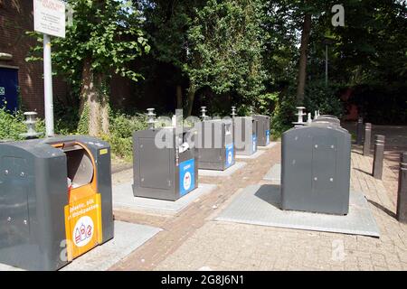 Separazione dei rifiuti con contenitori sotterranei separati per plastica, carta e vetro. Estate, villaggio olandese. Paesi Bassi, Foto Stock