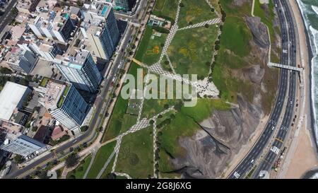 Vista aerea della città di Lima da Miraflores al pomeriggio. Foto Stock