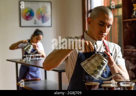 Baristi professionisti che provano un nuovo caffè. Foto Stock