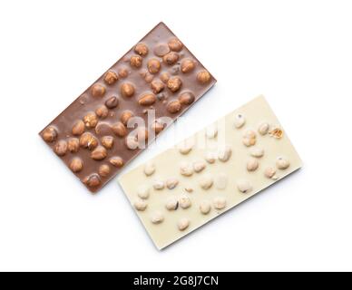 Barre di cioccolato bianche e scure isolate su sfondo bianco. Foto Stock