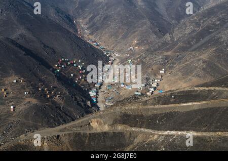 Le case e gli appartamenti sono costruiti in un quartiere povero a Lima, Perù Foto Stock