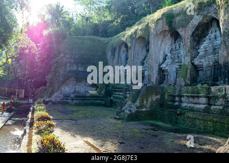 Il tempio Tirta Empowerul a Bali, Indonesia. Ha acqua Santa dove il popolo indù di Bali va per rituali di purificazione. Foto Stock