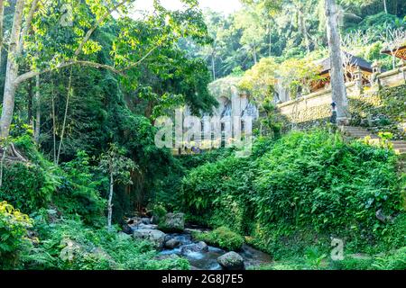 Il tempio Tirta Empowerul a Bali, Indonesia. Ha acqua Santa dove il popolo indù di Bali va per rituali di purificazione. Foto Stock