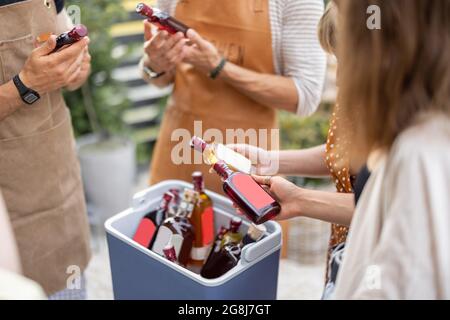 Amici con frigo pieno di alcol durante la festa all'aperto, primo piano Foto Stock