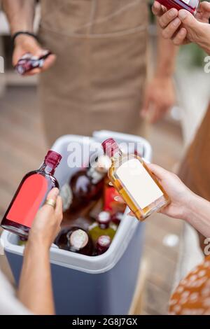 Amici con frigo pieno di alcol durante la festa all'aperto, primo piano Foto Stock