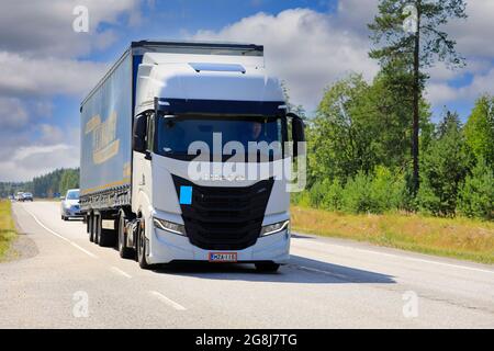 Nuova Iveco S-Way Natural Power, NP, alimentata a gas bianco, camion davanti al semirimorchio sull'autostrada 25 in una giornata di sole. Raasepori, Finlandia. 8 luglio 2021. Foto Stock