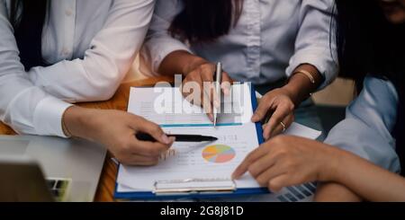 Concetto di integrazione dei partner per il lavoro di squadra. Gruppo di affari in abbigliamento casual intelligente discutere in ufficio creativo Foto Stock