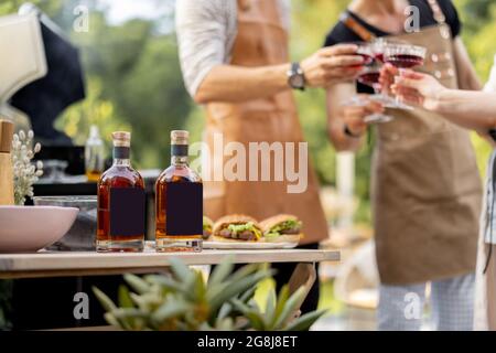 Bevande alcoliche su un tavolo durante un picnic con grill Foto Stock