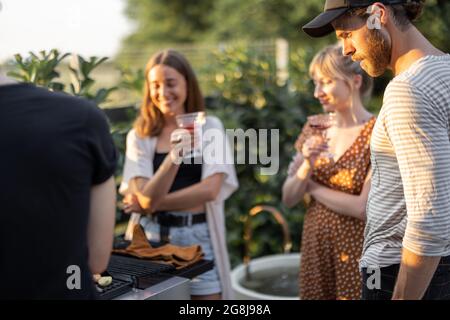 Amici divertirsi al picnic all'aperto Foto Stock