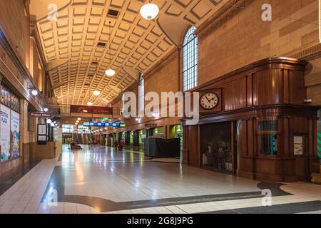 Adelaide CBD, Australia - 4 agosto 2019: Stazione ferroviaria di Adelaide vista dall'interno verso la North Terrace durante un fine settimana. Foto Stock