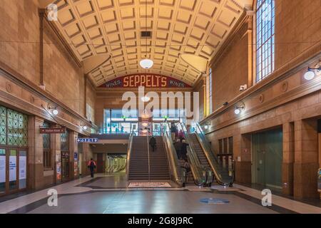 Adelaide CBD, Australia - 4 agosto 2019: Stazione ferroviaria di Adelaide vista dall'interno verso la North Terrace durante un fine settimana. Foto Stock