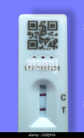 Test autodiagnostico Covid-19 (test antigene rapido} risultato positivo UK Foto Stock