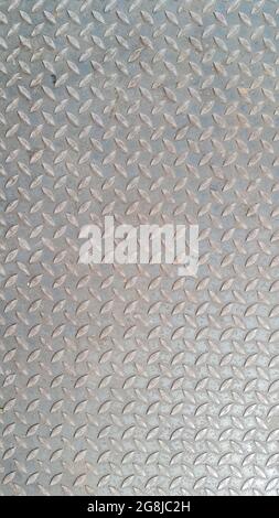 disegno diagonale su struttura metallica grigia della lamiera metallica Foto Stock