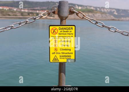 Un cartello di pericolo che non salta, non salta, non salta o non salta su Folkestone Harbour Arm Foto Stock