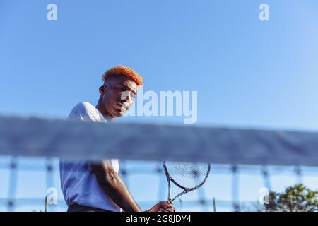 Vista dal basso angolo del giocatore di tennis sul campo Foto Stock